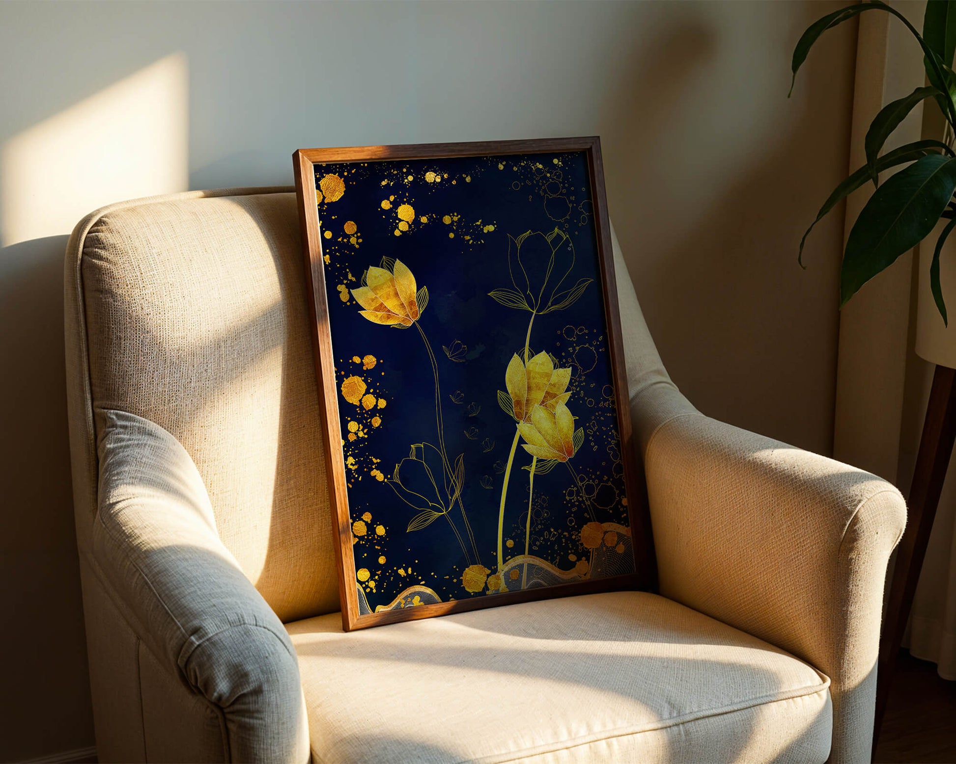 Diseño floral elegante con flores doradas sobre fondo azul marino