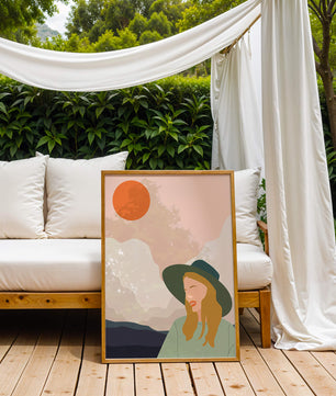Abstrakte Illustration einer Frau mit Hut vor einer Kulisse aus Sonne und Bergen