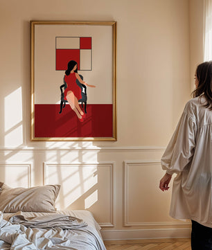 Mujer abstracta en vestido rojo sentada en una silla con arte geométrico en la pared
