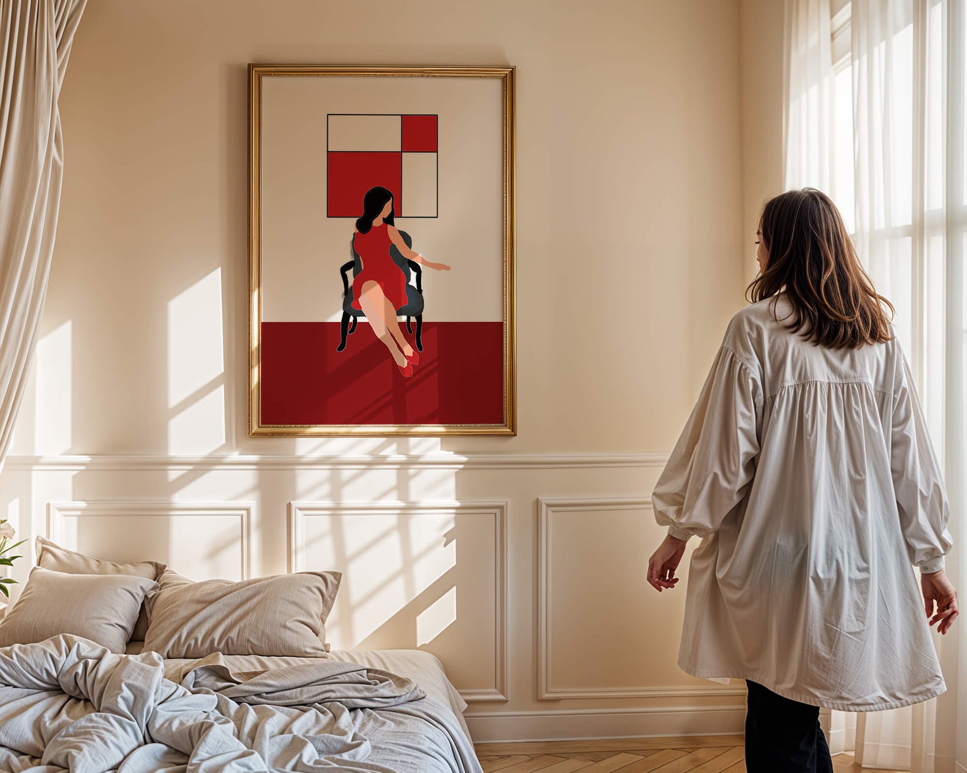Mujer abstracta en vestido rojo sentada en una silla con arte geométrico en la pared
