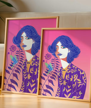 Retrato estilizado de una mujer con cabello azul y patrón botánico