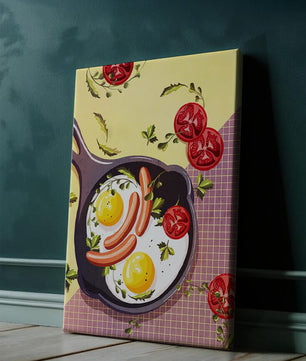 Huevos fritos y salchichas en una sartén con tomates y hierbas sobre un fondo colorido