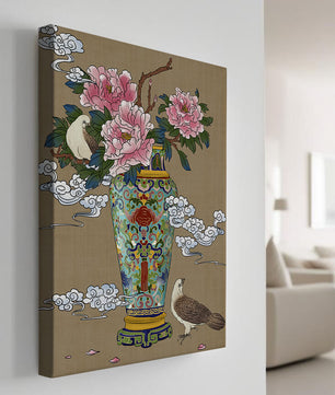 Elegante jarrón de estilo asiático con peonías y pájaros