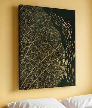Hoja abstracta con patrón geométrico y siluetas de peces