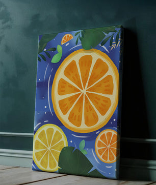 Rodajas de cítricos coloridas sobre fondo azul con hojas tropicales