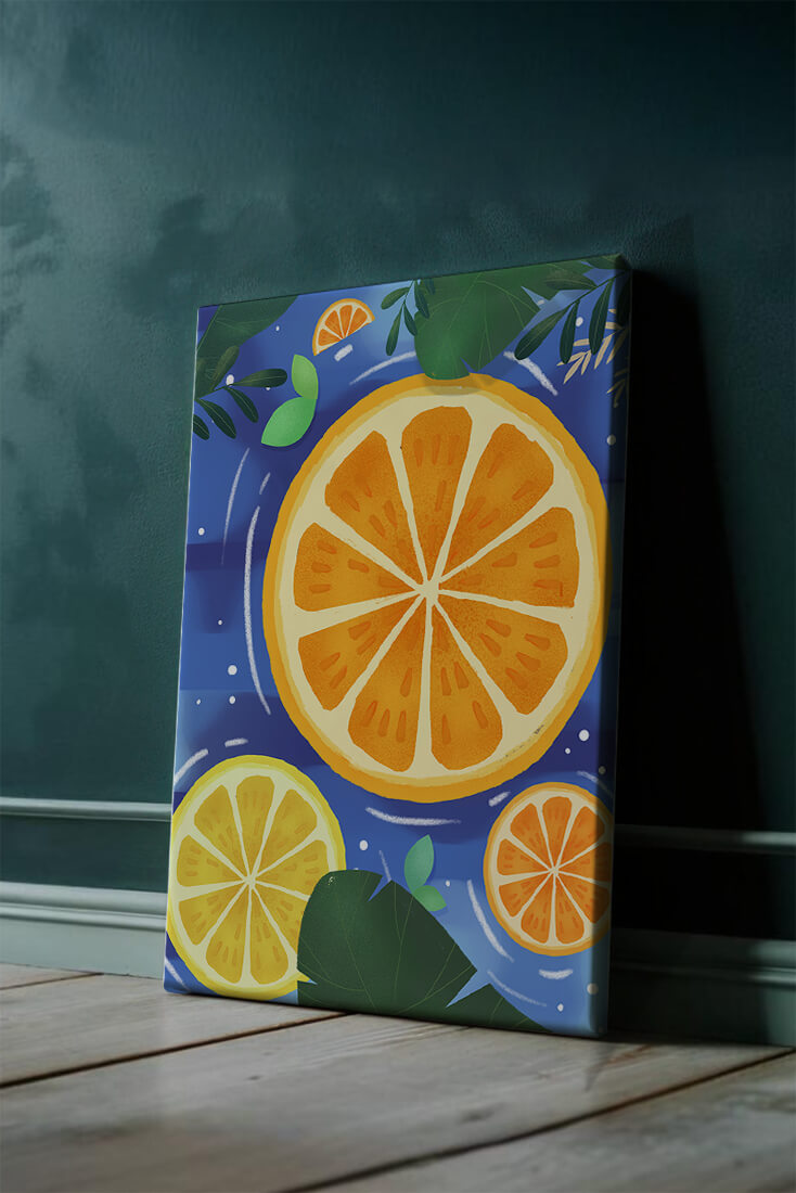 Rodajas de cítricos coloridas sobre fondo azul con hojas tropicales