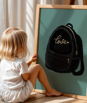 Elegante mochila negra con detalles dorados e inscripción de amor