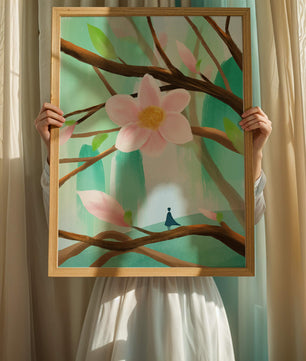 Obra floral serena con una gran flor rosa en las ramas de un árbol