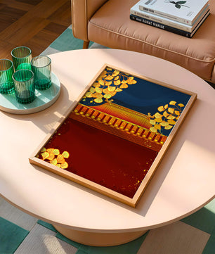 Traditionelles asiatisches Dach mit goldenem Laub auf dunklem Abendhimmel