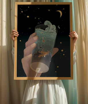 Escena abstracta del cielo nocturno con una mano sosteniendo un vaso de agua agitada.