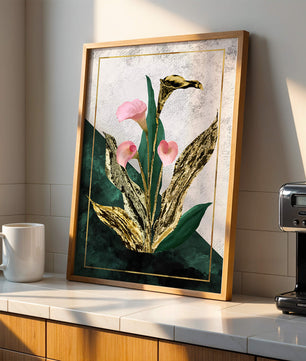 Abstrakte botanische Kunst mit rosa Calla-Lilien und goldenen Blättern