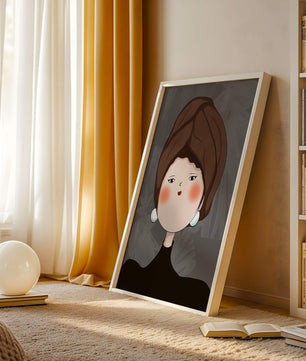 Retrato elegante de una mujer con un tocado único y rasgos expresivos