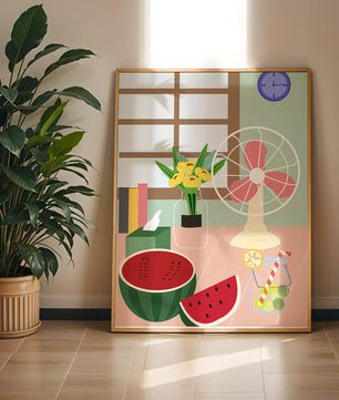 Nature morte sur le thème de l'été avec pastèque, éventail et fleurs dans un intérieur lumineux