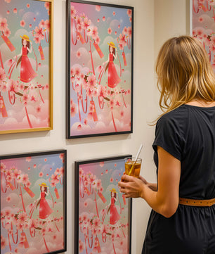 Scène printanière sereine avec des cerisiers en fleurs et une fille portant un chapeau