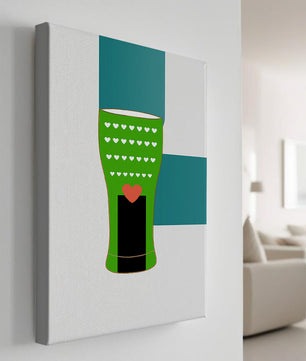Jarrón verde con patrón de corazón y diseño minimalista