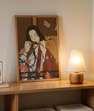 Japanerin spielt Flöte zwischen Blumen in traditioneller Umgebung