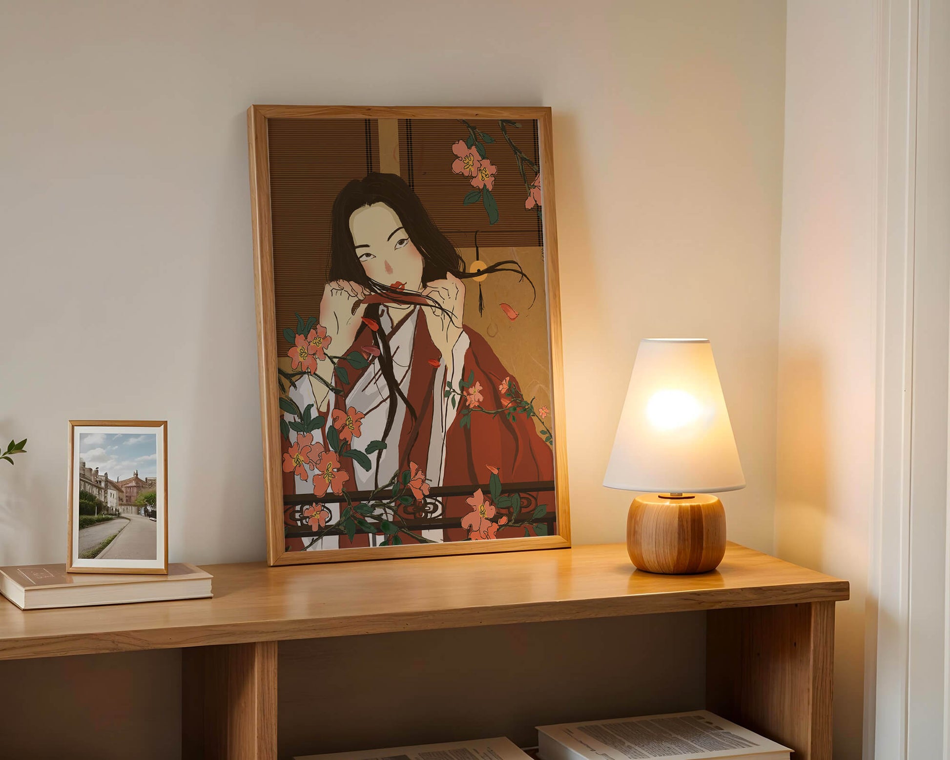 Japanerin spielt Flöte zwischen Blumen in traditioneller Umgebung