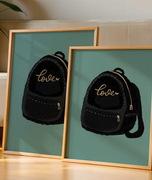 Elegante mochila negra con detalles dorados e inscripción de amor