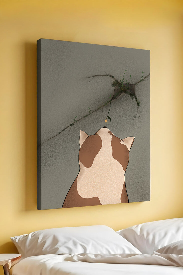 Chat observant une fleur poussant sur un mur fissuré