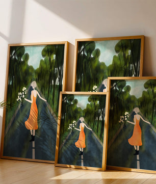 Femme en robe orange marchant sur une route avec des fleurs dans la forêt