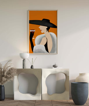 Femme élégante avec un chapeau noir et une fourrure blanche avec un verre de vin