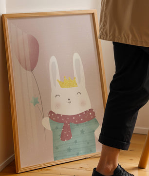 Ilustración adorable de un conejo con globo rosa y corona dorada