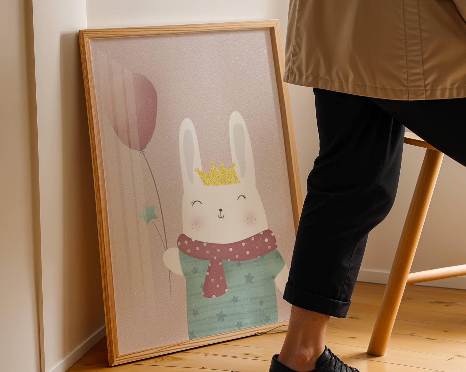 Adorable ilustración de conejito con globo rosa y corona dorada.