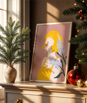 Retrato de una mujer con cabello amarillo y elementos florales sobre fondo rosa