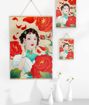 Mujer elegante rodeada de vibrantes flores y pétalos rojos