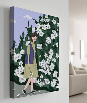 Mujer caminando junto a un arbusto de flores blancas exuberante en un día soleado