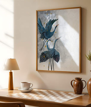 Elegante blaue Kraniche vor einem ruhigen abstrakten Hintergrund mit goldenen Akzenten