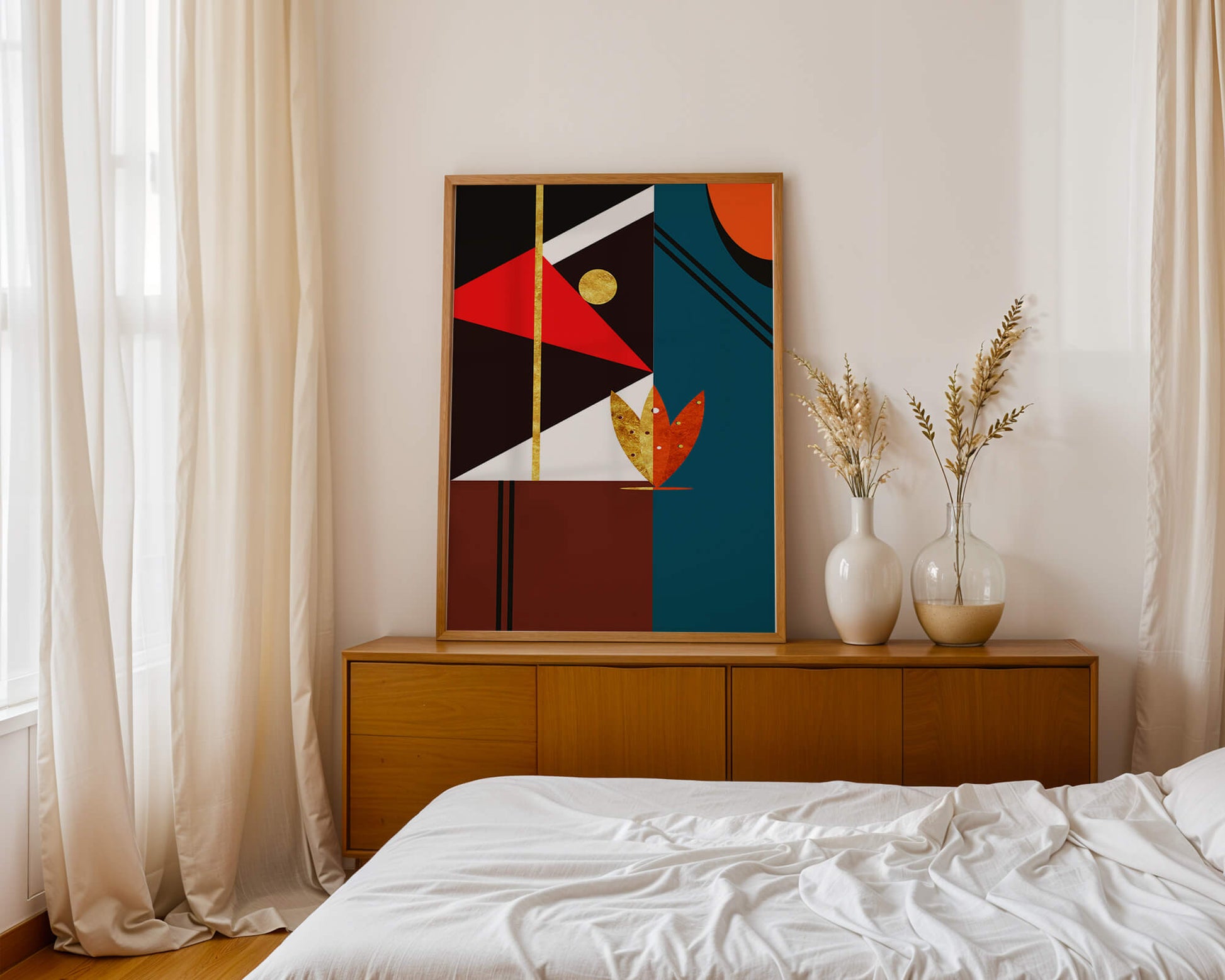 Geometrische abstrakte Kunst mit Gold und kräftigen Formen