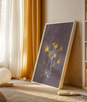 Gelbe Blumen vor einem strukturierten violetten Hintergrund
