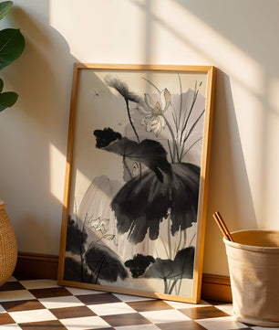 Ilustración botánica serena con flores de loto y libélulas