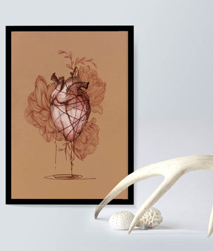 Ilustración detallada de un corazón anatómico con elementos florales sobre fondo beige
