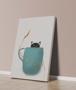 Katze in blaugrüner Tasse mit goldenen Elementen