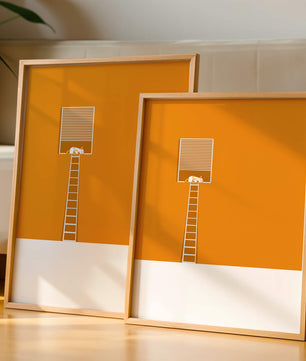 Katze schläft auf erhöhter Plattform vor orangefarbenem Hintergrund