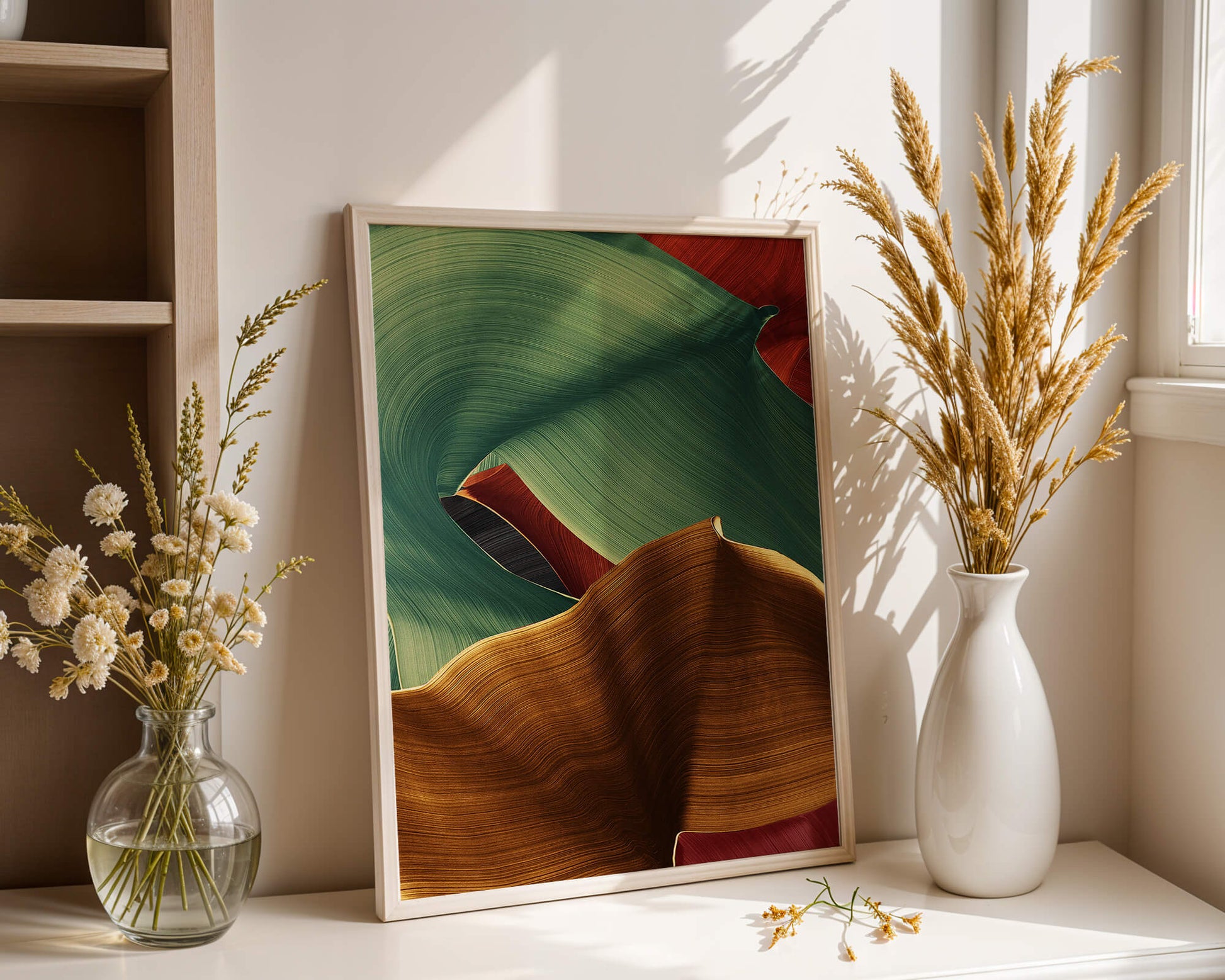 Abstrakte Komposition mit fließenden Texturen in Grün und Gold