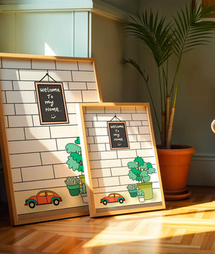 Kreidetafel-Schild mit Topfpflanzen und Spielzeugauto auf Ziegelmauer-Hintergrund
