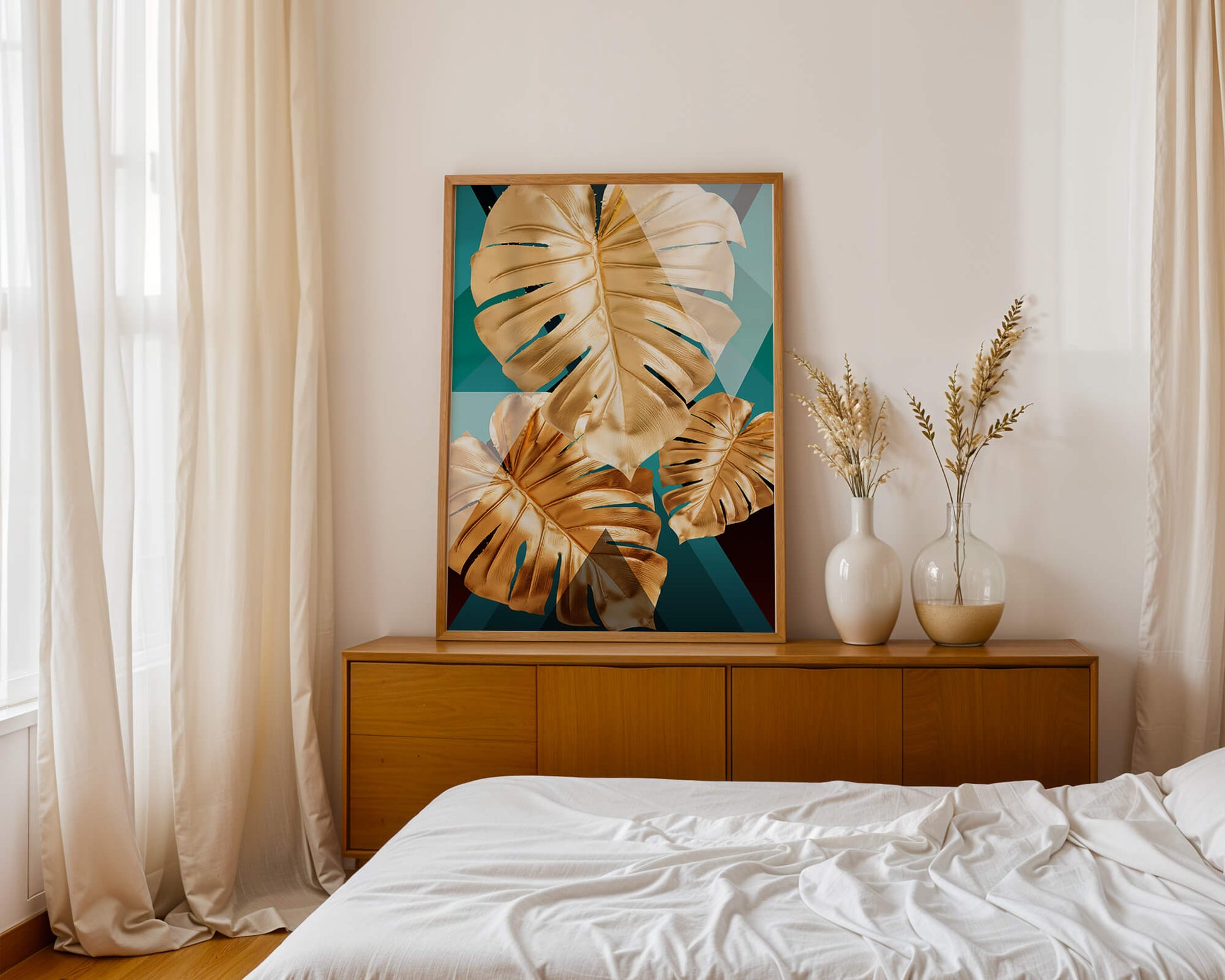 Hojas de monstera doradas sobre fondo geométrico