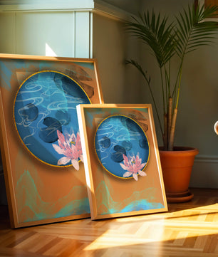 Abstrakte Seerosenkunst mit goldenen Akzenten auf blauem und orangefarbenem Hintergrund