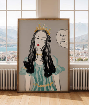 Femme élégante en robe turquoise avec une couronne dorée