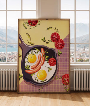 Huevos fritos y salchichas en una sartén con tomates y hierbas sobre un fondo colorido