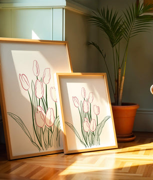 Wunderschöne rosa Tulpen mit grünen Blättern auf einer minimalistischen Leinwand