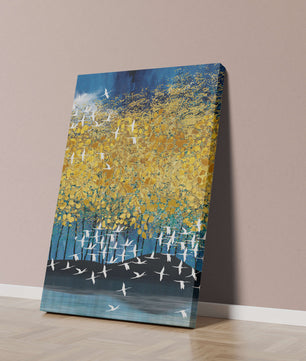 Paisaje abstracto con follaje dorado y aves voladoras