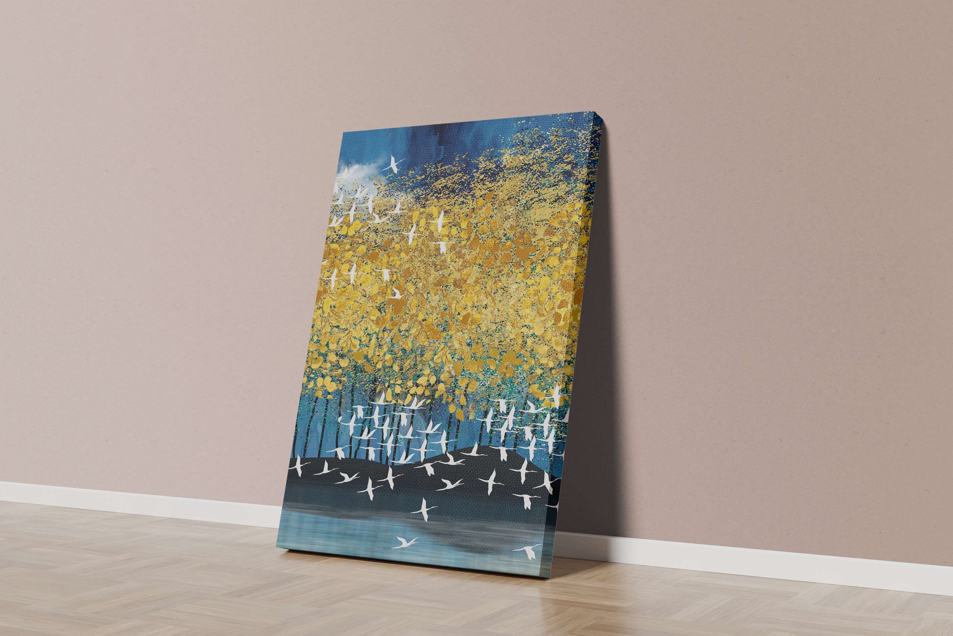 Paisaje abstracto con follaje dorado y pájaros volando