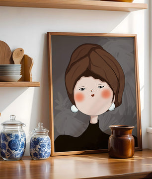 Retrato elegante de una mujer con un tocado único y rasgos expresivos