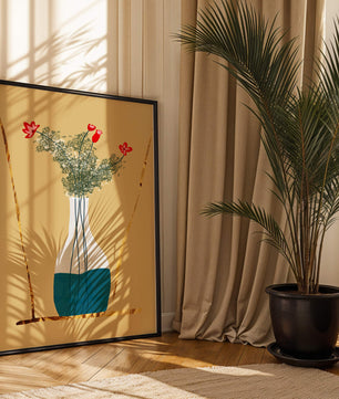 Vase avec des fleurs rouges et des accents dorés