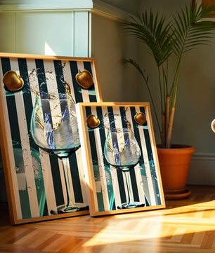 Elegante copa de champán con manzanas doradas y fondo a rayas