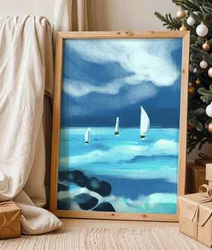 Paisaje marino con veleros navegando olas azules bajo un cielo dramático